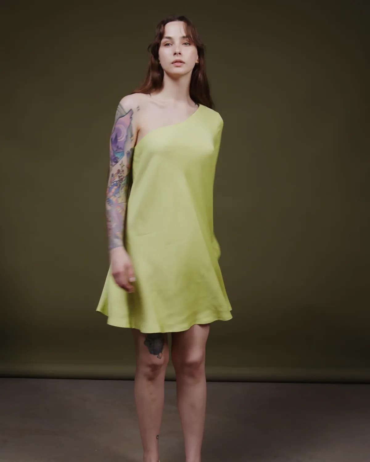 Vestido Curto Um Ombro lima, de frente