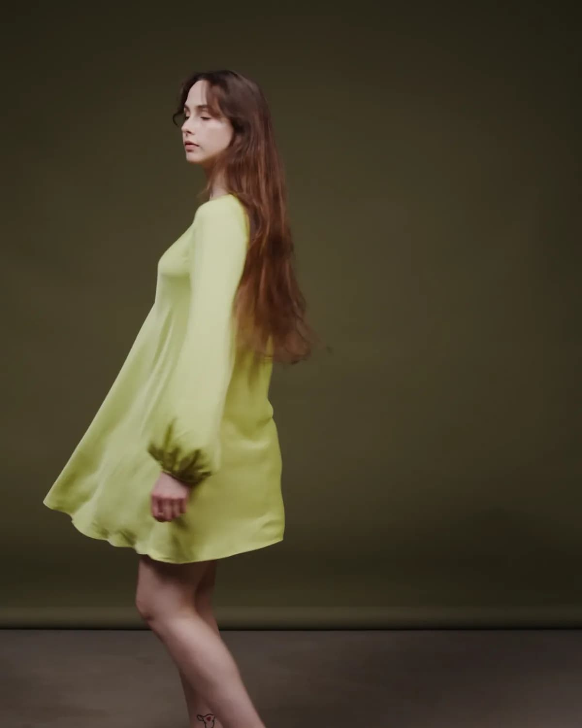 Vestido Curto Um Ombro lima girando, quadro do vídeo do produto
