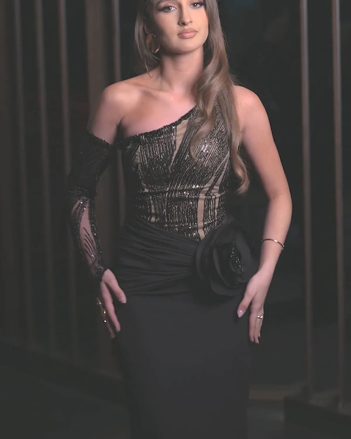 Vestido Longo Manga de Tule preto, de frente