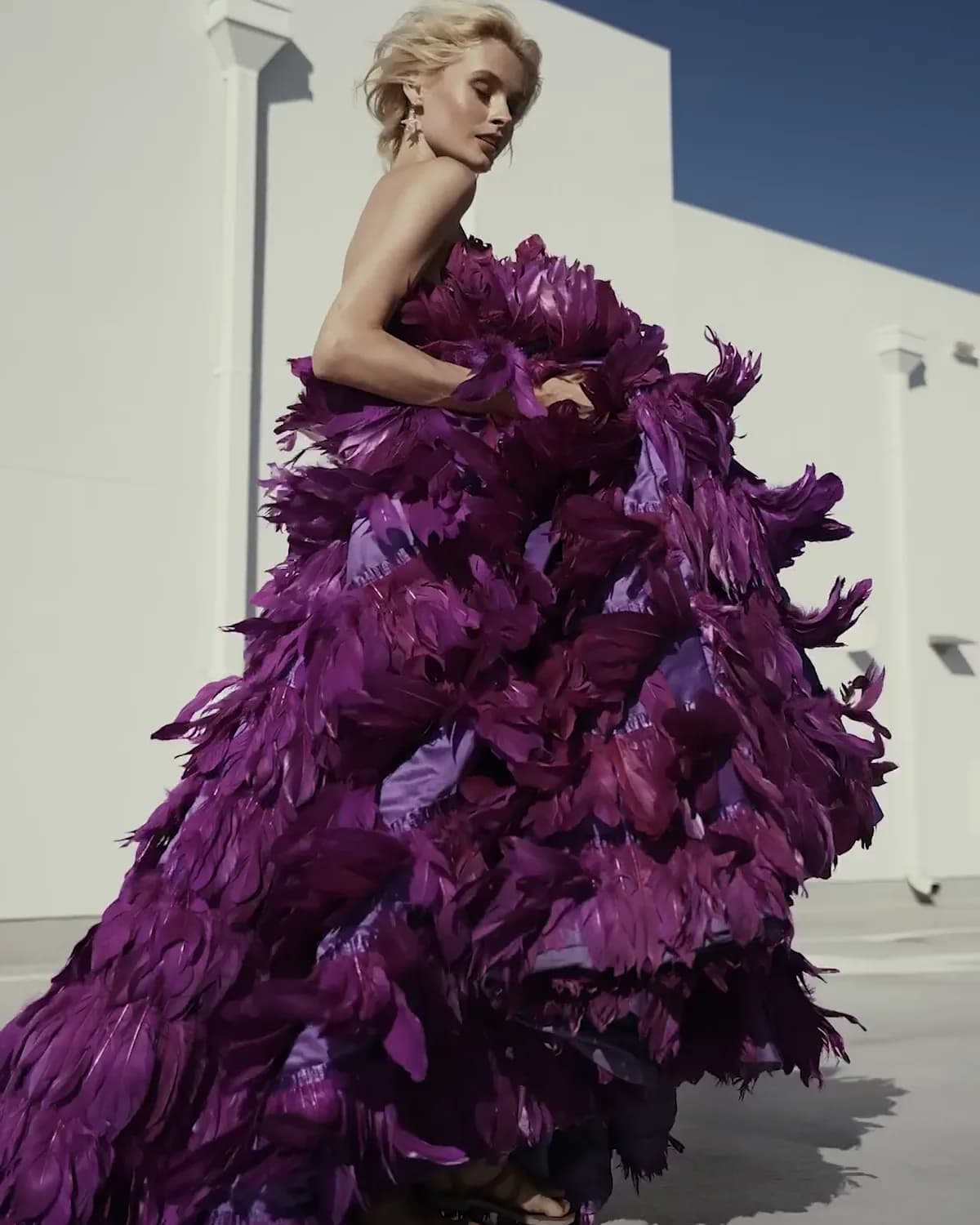 Vestido Longo Plumas roxo, de frente